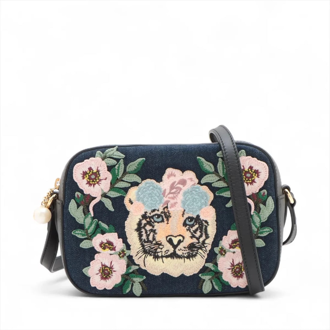 GUCCI EMBROIDERY DENIM & LEATHER SHOULDER BAG SHOULDER BAG: Gucci Embroidery Denim & leather Shoulder bag Shoulder bag Brand: Gucci Type/Style: Shoulder bag Material: Denim & leather Color: Navy Blue Size: Height:5.7inchLength:8.5inchDepth:3.1inch Accessor