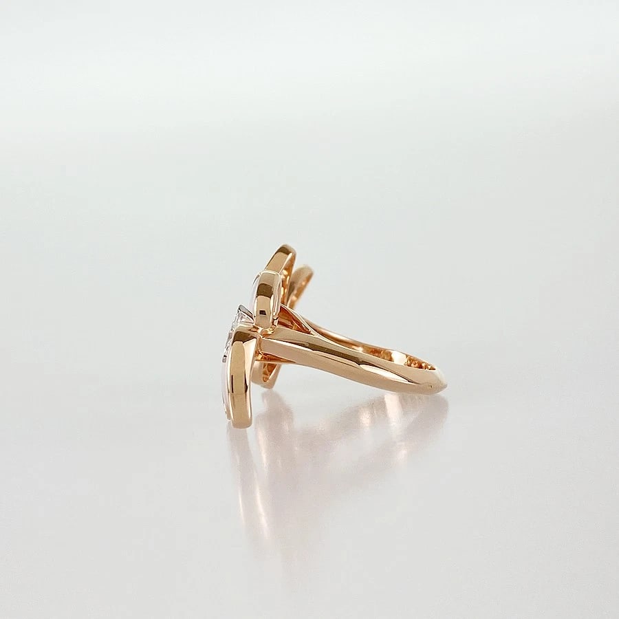 VAN CLEEF & ARPELS GOLD DIAMOND RING: Van Cleef & Arpels gold Diamond Ring Brand: Van Cleef & Arpels Type/Style: Ring Material: 18K Rose Gold, Main Stone/Creation SHELL Secondary Stonediamond Color: Gold Size: US:5.5 Accessories: None