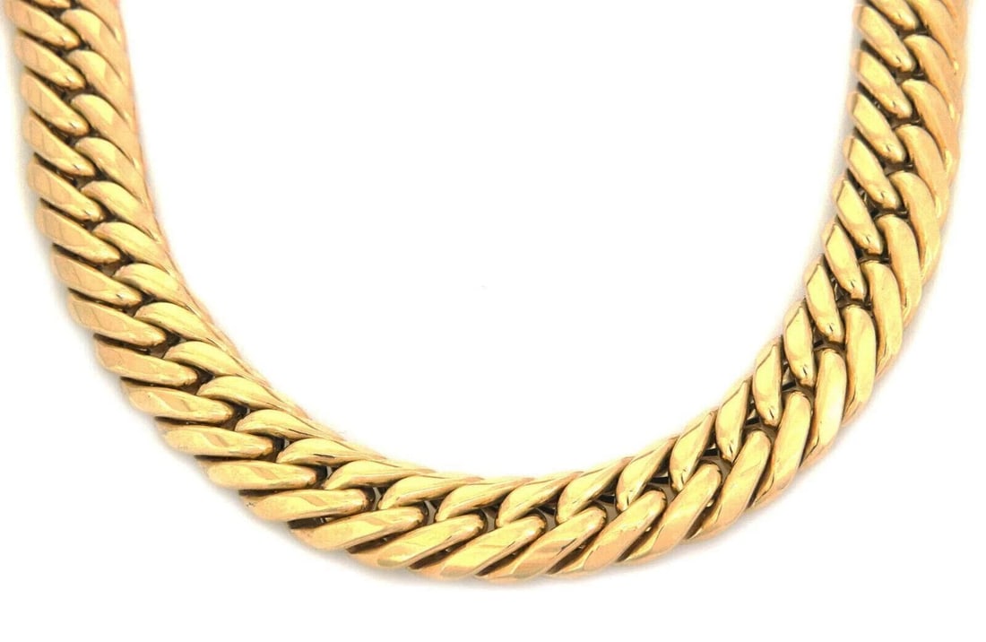 MAYOR'S 18K YELLOW GOLD BEVELED CURB LINK NECKLACE: Mayor's 18k Yellow Gold Beveled Curb Link Necklace Brand: Mayor's Type/Style: Necklace Material: 18k Yellow Gold Color: Yellow Size: Measurement: approximately 17.25" long × 0.60" wide × 0.25 Acce