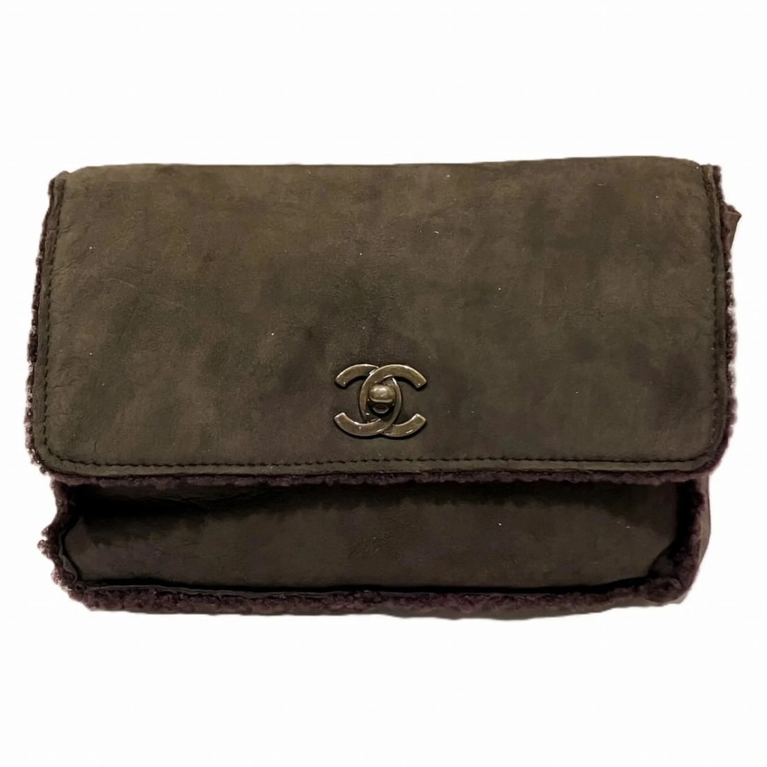 CHANEL COCO MARK SHEARLING CLUTCH BAG: Chanel Coco Mark Shearling Clutch Bag Brand: Chanel Type/Style: Clutch bag Material: Leather Color: Brown Size: (HxWxD) 17cm x 24cm x 5cm / 6.69'' x 9.44'' x 1.96'' Accessories: None Acces