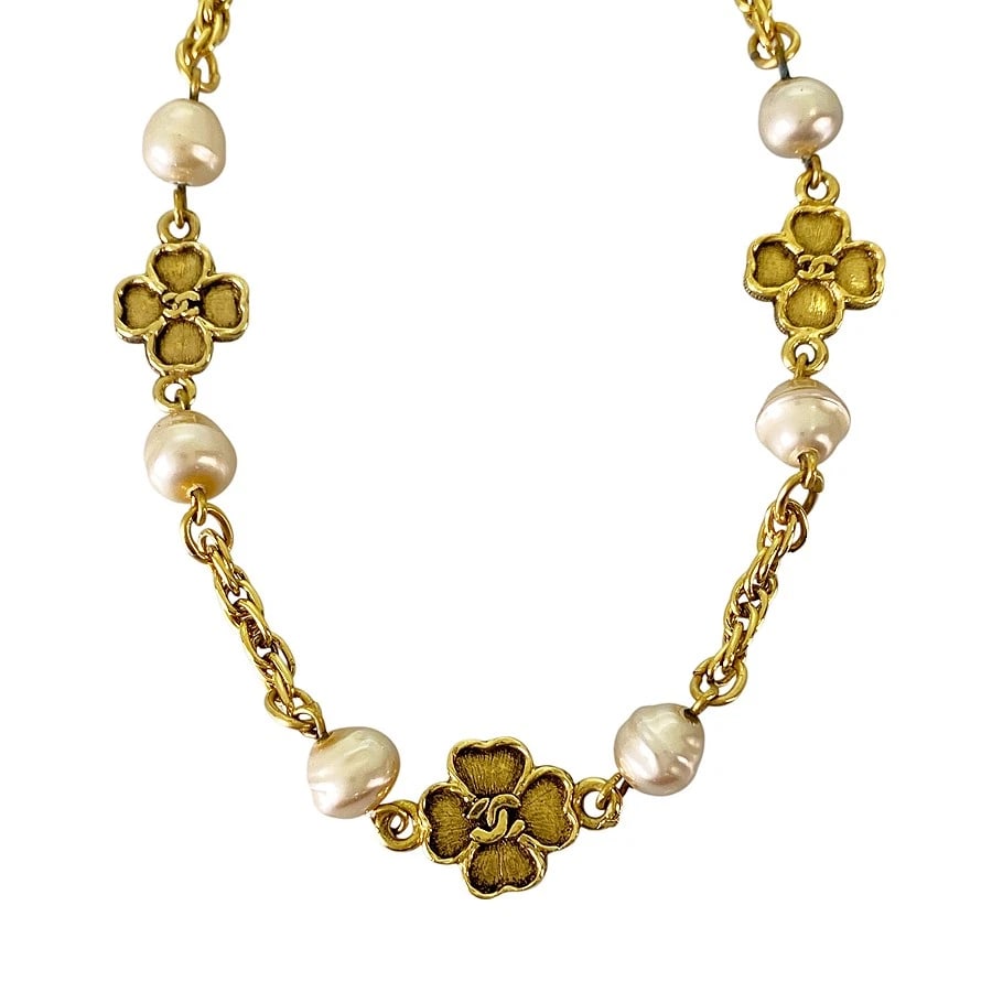 CHANEL GOLD PLATED FAKE PEARL NECKLACE: CHANEL Gold plated Fake pearl Necklace Brand: CHANEL Type/Style: Necklace Material: Gold Plated Color: Gold Size: Fake Pearl:7.8mm-8.3mm Clover Size:13.8mm×13.6mm Necklace full length:43.5cm Access