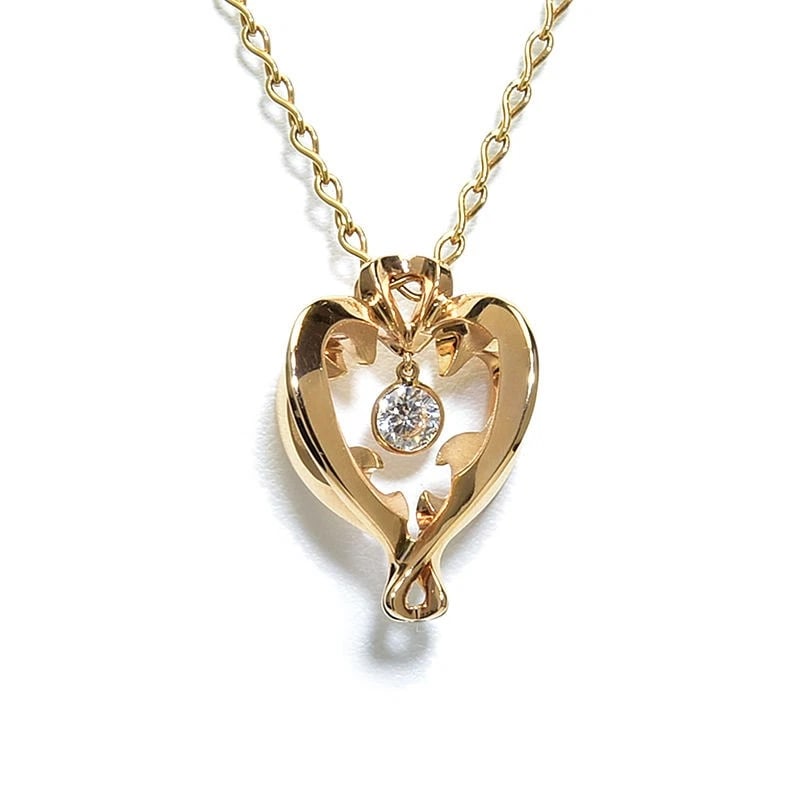 DE BEERS ROSE IN HEART NECKLACE 18K: De Beers Rose in Heart Necklace 18K Brand: De Beers Type/Style: Necklace Material: K18PG Color: PG Size: Size Effective length 55cm/60cm Chain width 1.8mm Motif 24.0mm x 25.2mm (including Vatican)