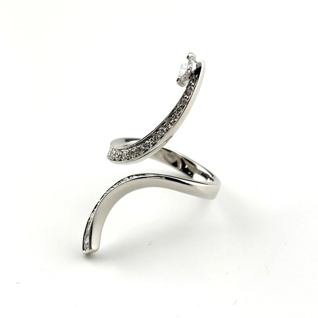 MELEE DIAMOND DESIGN RINGRING 750 DIAMOND: melee diamond design RingRing 750 diamond Brand: Unbranded Type/Style: Ring Material: 750, Main Stone/Creation Natural Color: none Size: US 7 to 7.5 Accessories: None Accessories Notice: When
