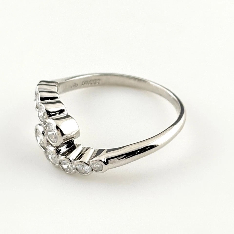 MELEE DIAMOND DESIGN PLATINUM RING: melee diamond design Platinum Ring Brand: Type/Style: Material: Pt850, Main Stone/Creation Natural Color: None Size: US 6 to 6.5 Accessories: None Accessories Notice: When purchasing pre-o