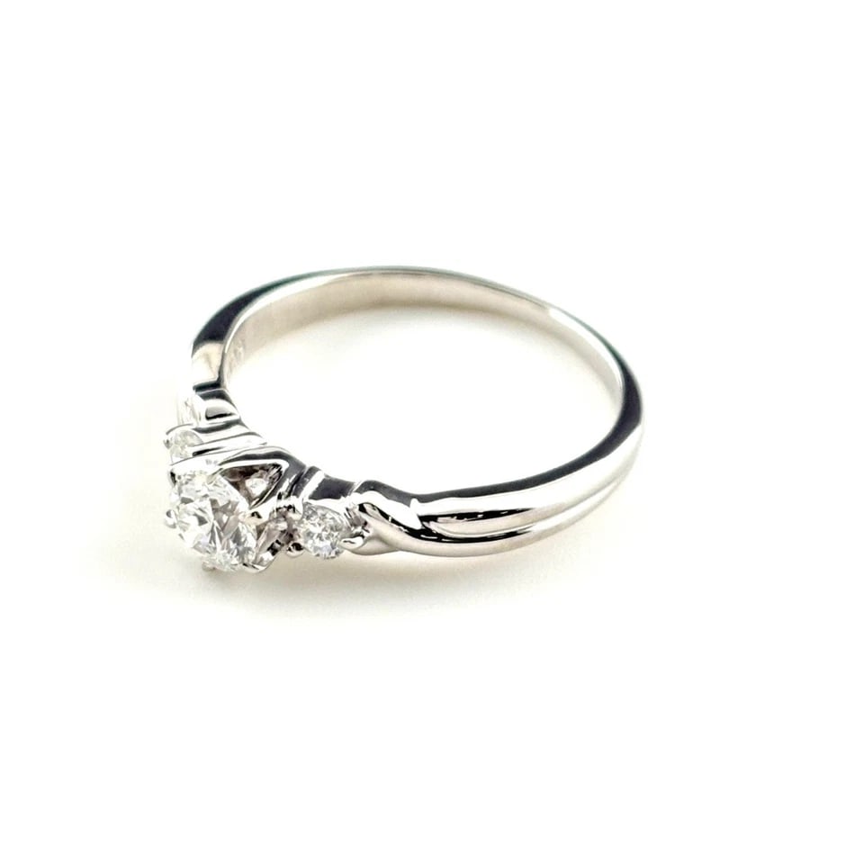 MELEE DIAMOND DESIGN PLATINUM RING: melee diamond design Platinum Ring Brand: Unbranded Type/Style: Ring Material: Pt900, Main Stone/Creation Natural Color: None Size: US 5.5 Accessories: None Accessories Notice: When purchasing