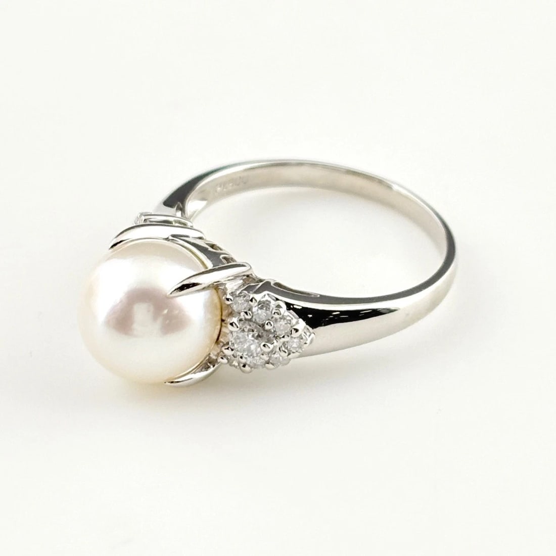 PEARL DESIGN PLATINUM MELEE DIAMOND PEARL RING: pearl design Platinum melee diamond pearl Ring Brand: Unbranded Type/Style: Ring Material: Pt900, Main Stone/Creation Pearl?diamond Color: None Size: US 6 to 6.5 Accessories: None Accessories Notice:
