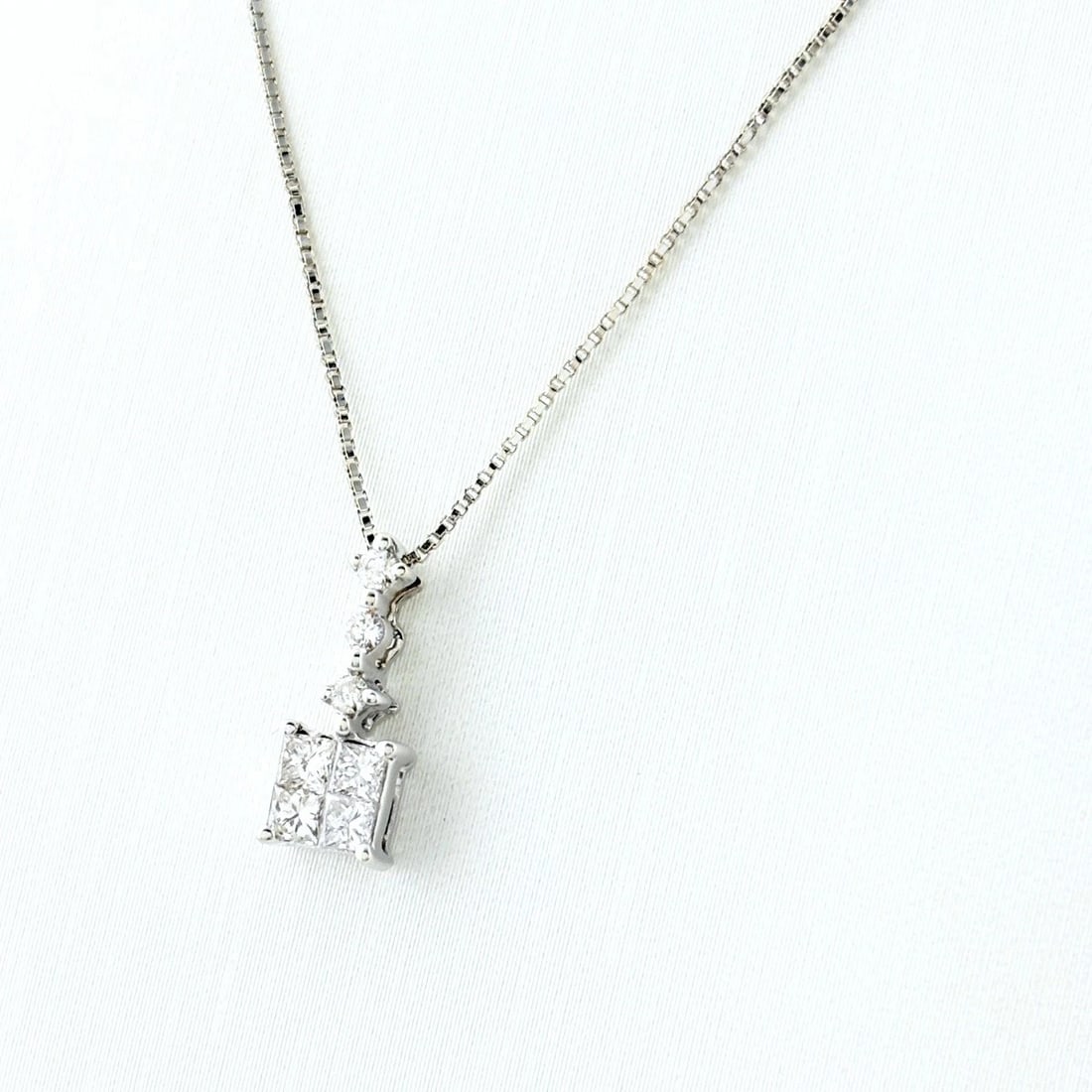 MELEE DIAMOND DESIGN NECKLACE WG PENDANT: melee diamond design necklace WG Pendant Brand: Unbranded Type/Style: Necklace Material: 18KWhite Gold, Main Stone/Creation Natural Color: White Gold Size: Chain / code 45cm(17.7")Chain width