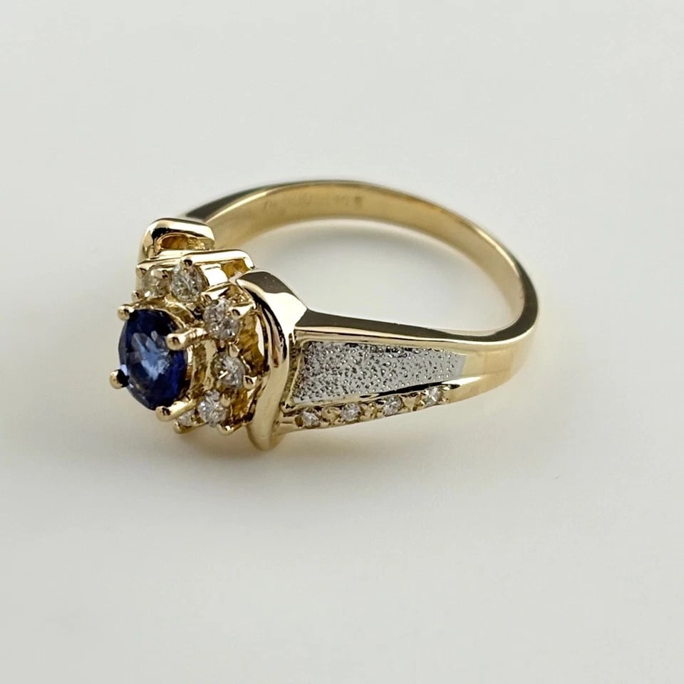 SAPPHIRE DESIGN YELLOWGOLD PLATINUM MELEE DIAMOND RING: sapphire design YellowGold Platinum melee diamond Ring Brand: Unbranded Type/Style: Ring Material: Pt900, Main Stone/Creation Natural Color: None Size: US 6.5 to 7 Accessories: None Accessories