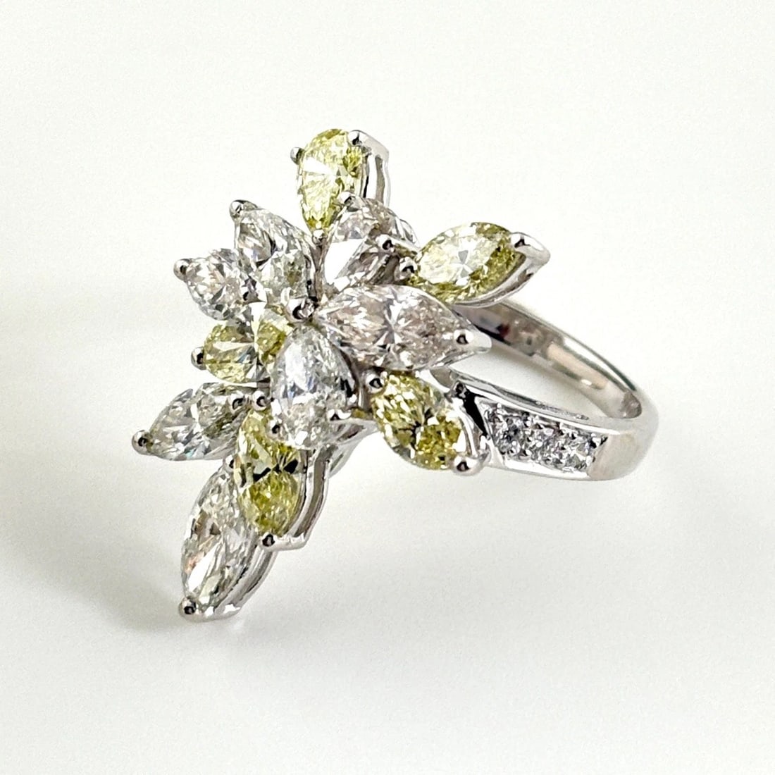 MELEE DIAMOND DESIGN RINGRING: melee diamond design RingRing Brand: Unbranded Type/Style: Ring Material: 750, Main Stone/Creation Natural Color: Size: US 5.5 to 6 Accessories: None Accessories Notice: When purchasing pre-owned