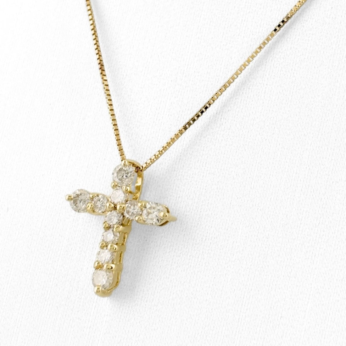 CROSS MOTIF DESIGN NECKLACE YG PENDANT MELEE DIAMOND: Cross motif design Necklace YG Pendant melee diamond Brand: Unbranded Type/Style: Necklace Material: 18KYellowGold, Main Stone/Creation Natural Color: YellowGold Size: Chain / code 40cm(15.7")Chain wi
