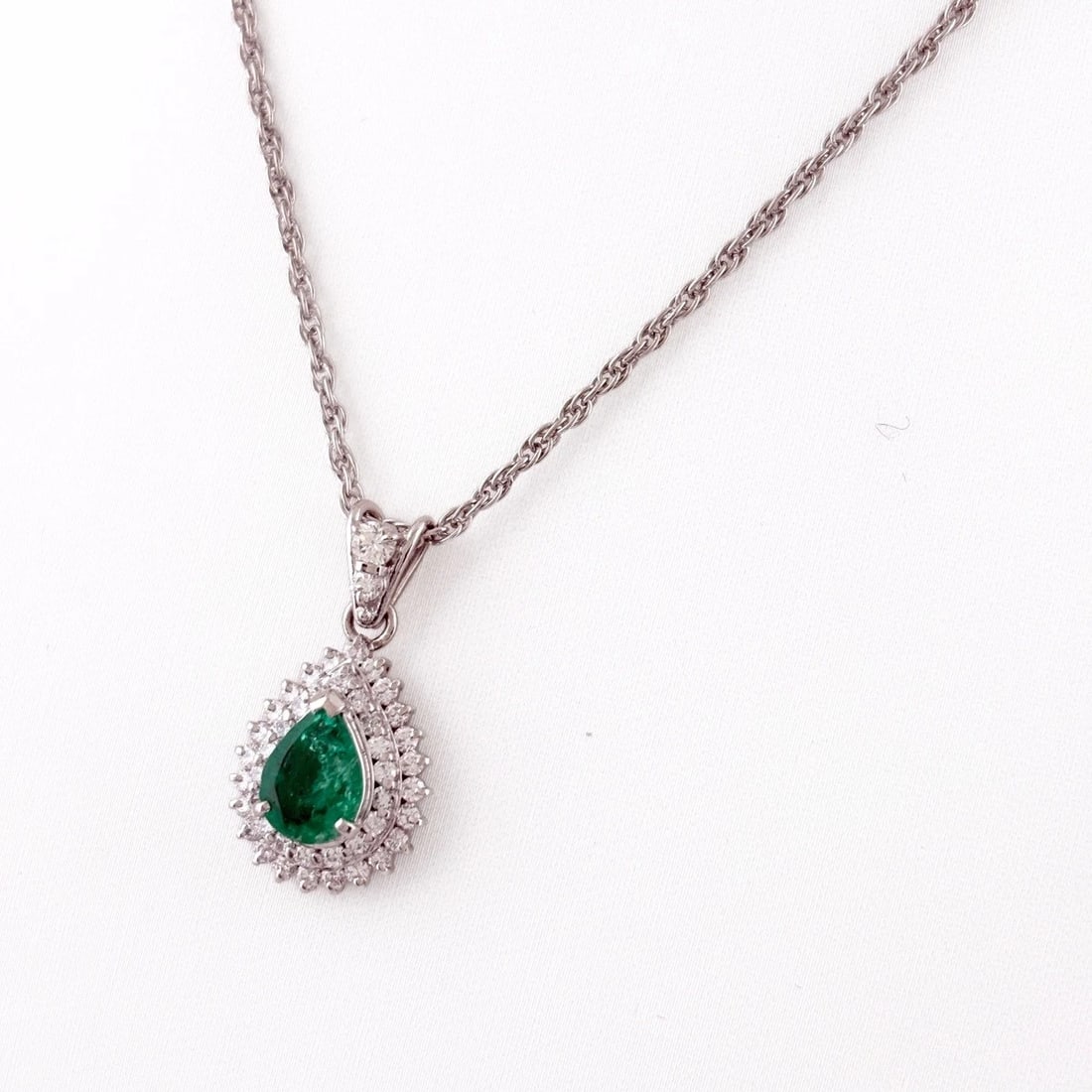 EMERALD DESIGN NECKLACE PLATINUM PENDANT MELEE DIAMOND: Emerald design necklace Platinum Pendant melee diamond Brand: Unbranded Type/Style: Necklace Material: Pt900 ?Pt850, Main Stone/Creation Emerald Color: PT Size: Chain / code 40cm(15.7") Total length