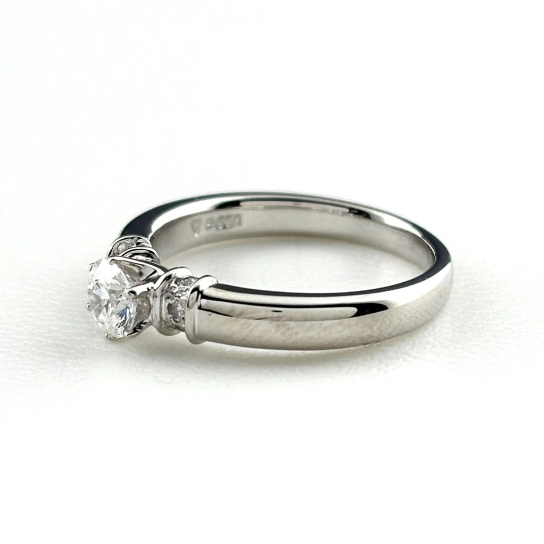 DIAMOND DESIGN PLATINUM MELEE DIAMOND RING: diamond design Platinum melee diamond Ring Brand: Unbranded Type/Style: Ring Material: Pt950, Main Stone/Creation Natural Color: None Size: US 5.5 to 6 Accessories: None Accessories Notice
