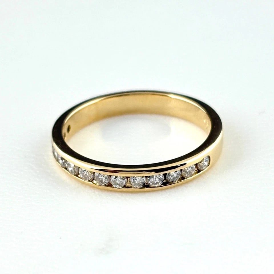 MELEE DIAMOND DESIGNYELLOWGOLD RING: melee diamond designYellowGold Ring Brand: Unbranded Type/Style: Ring Material: 18K, Main Stone/Creation Natural Color: YellowGold Size: US 5 Accessories: None Accessories Notice: When purchasing