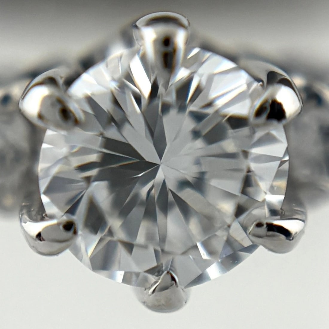MELEE DIAMOND DESIGN PLATINUM RING: melee diamond design Platinum Ring Brand: Unbranded Type/Style: Ring Material: Pt900, Main Stone/Creation Natural Color: None Size: US 5.5 Accessories: None Accessories Notice: When purcha