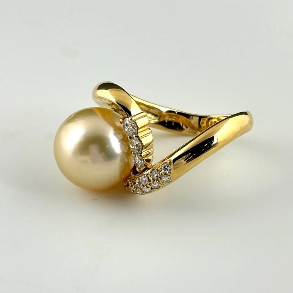 PEARL DESIGN YELLOWGOLD MELEE DIAMOND PEARL RING: pearl design YellowGold melee diamond Pearl Ring Brand: Unbranded Type/Style: Ring Material: 18KYellowGold, Main Stone/Creation Pearl diamond Color: YellowGold Size: US 7 to 7.5 Accessories: None