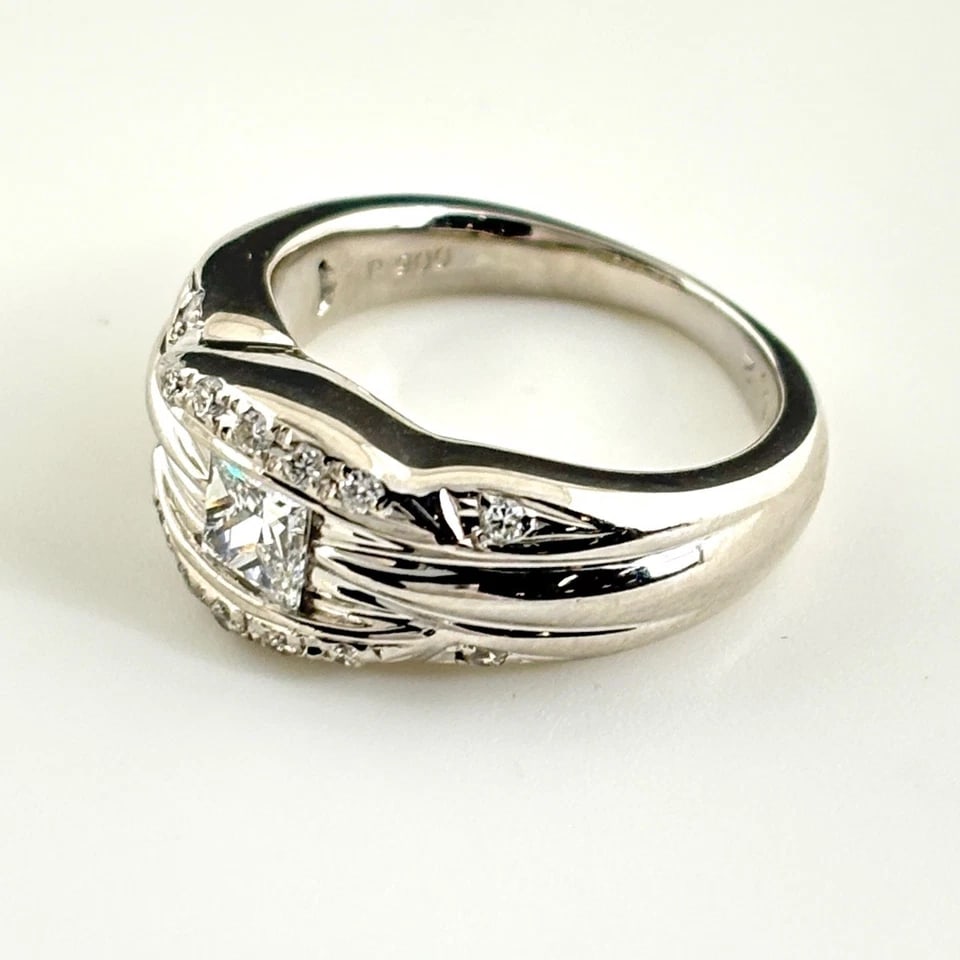 DIAMOND DESIGN PLATINUM MELEE RING: diamond design Platinum melee Ring Brand: Unbranded Type/Style: Ring Material: Pt900, Main Stone/Creation Natural Color: None Size: US 4 to 4.5 Accessories: None Accessories Notice: When p