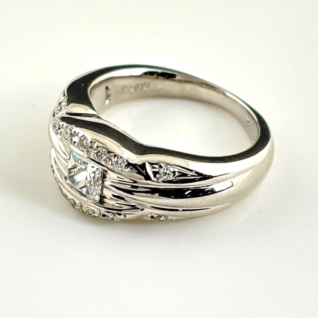 DIAMOND DESIGN PLATINUM MELEE RING - 3
