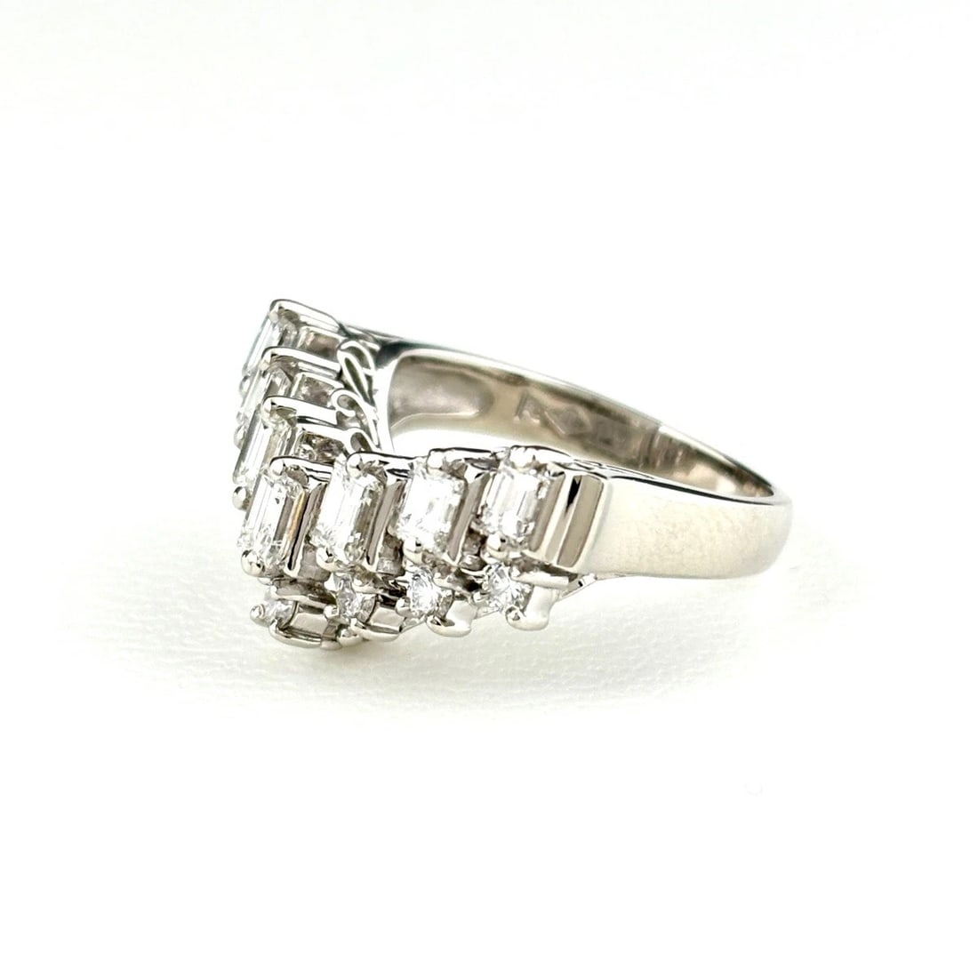 MELEE DIAMOND DESIGN PLATINUM RING: melee diamond design Platinum Ring Brand: Unbranded Type/Style: Ring Material: Pt900, Main Stone/Creation Natural Color: None Size: US 4.5 to 5 Accessories: None Accessories Notice: When purchasing