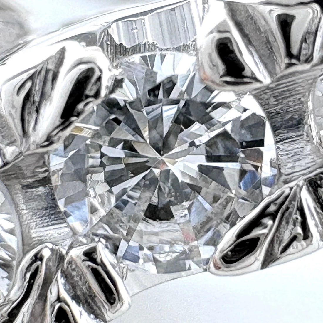 MELEE DIAMOND DESIGN PLATINUM RING - 2