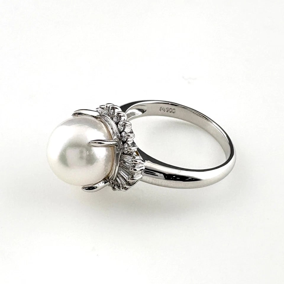 PEARL DESIGN PLATINUM MELEE DIAMOND RING: pearl design Platinum melee diamond Ring Brand: Unbranded Type/Style: Ring Material: Pt900, Main Stone/Creation Pearl diamond Color: None Size: US 6 Accessories: None Accessories Notice: W