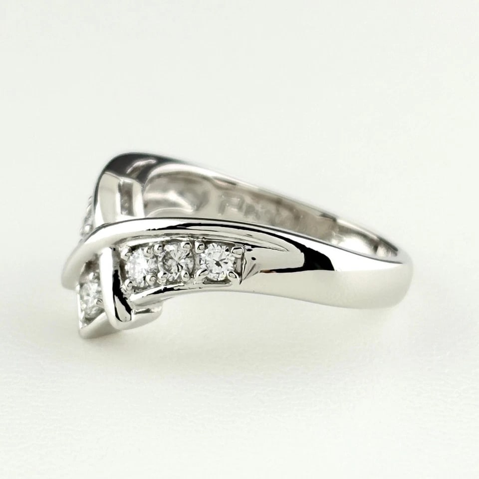 POLA MELEE DIAMOND DESIGN PLATINUM RING: POLA melee diamond design Platinum Ring Brand: POLA Type/Style: Ring Material: Pt900, Main Stone/Creation Natural Color: None Size: US 6.5 to 7 Accessories: None Accessories Notice: When p