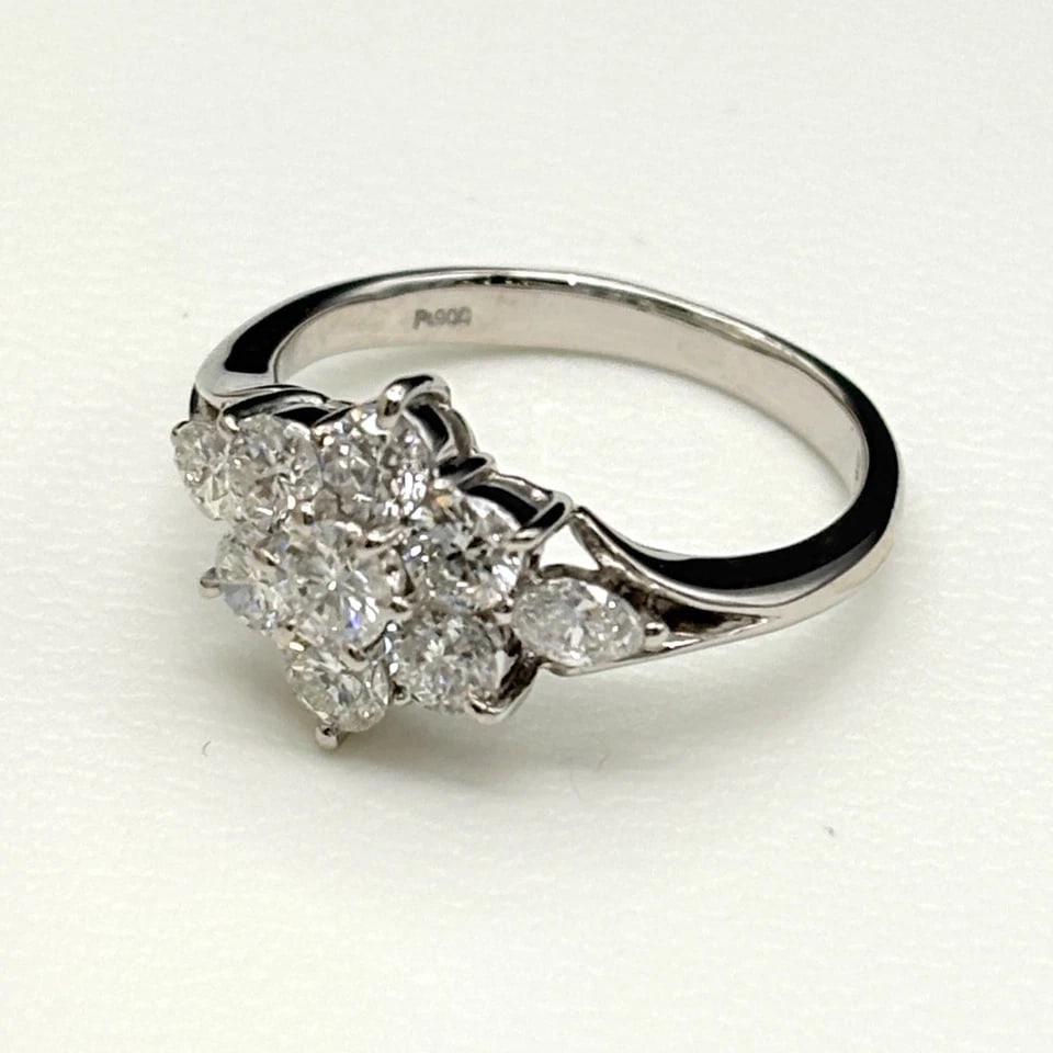 FLOWER MOTIF DESIGN PLATINUM MELEE DIAMOND FLOWER RING: flower motif design Platinum melee diamond flower Ring Brand: Unbranded Type/Style: Ring Material: Pt900, Main Stone/Creation Natural Color: None Size: US 5.5 Accessories: None Accessories
