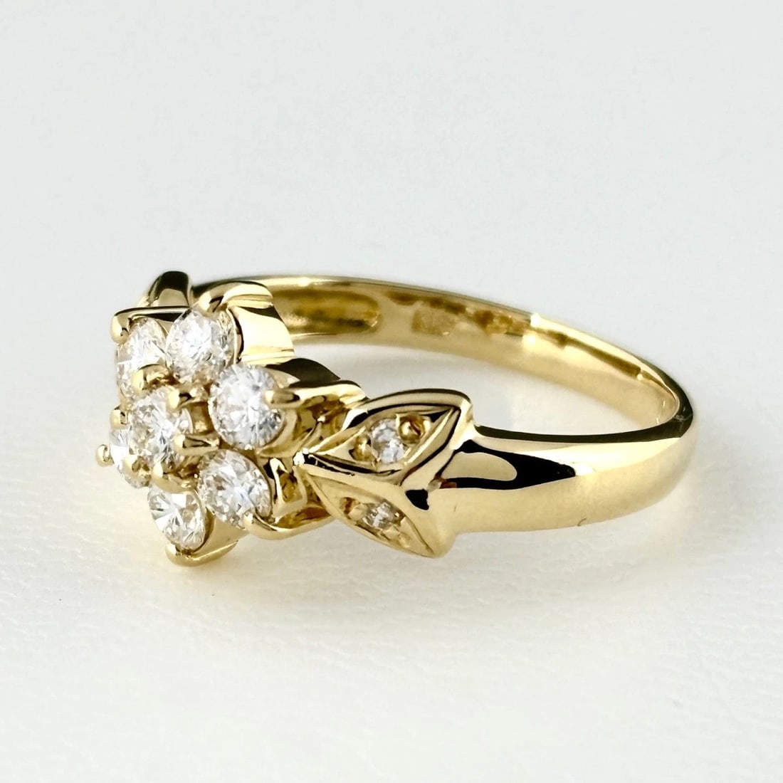 MELEE DIAMOND DESIGN YG YELLOWGOLD RING: melee diamond design YG YellowGold Ring Brand: Unbranded Type/Style: Ring Material: 18K, Main Stone/Creation Natural Color: YellowGold Size: US 6.5 Accessories: None Accessories Notice: When