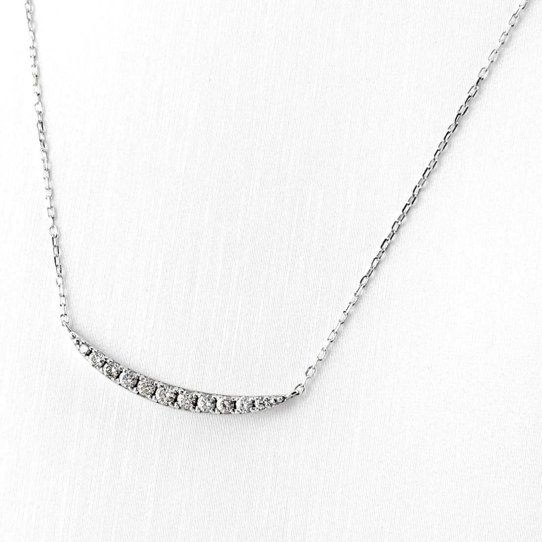 MELEE DIAMOND DESIGN WG WHITEGOLD PENDANT NECKLACE: melee diamond design WG WhiteGold Pendant Necklace Brand: Unbranded Type/Style: Necklace Material: 18KWhite Gold, Main Stone/Creation Natural Color: White Gold Size: Chain / code 45cm(17.7") Carat