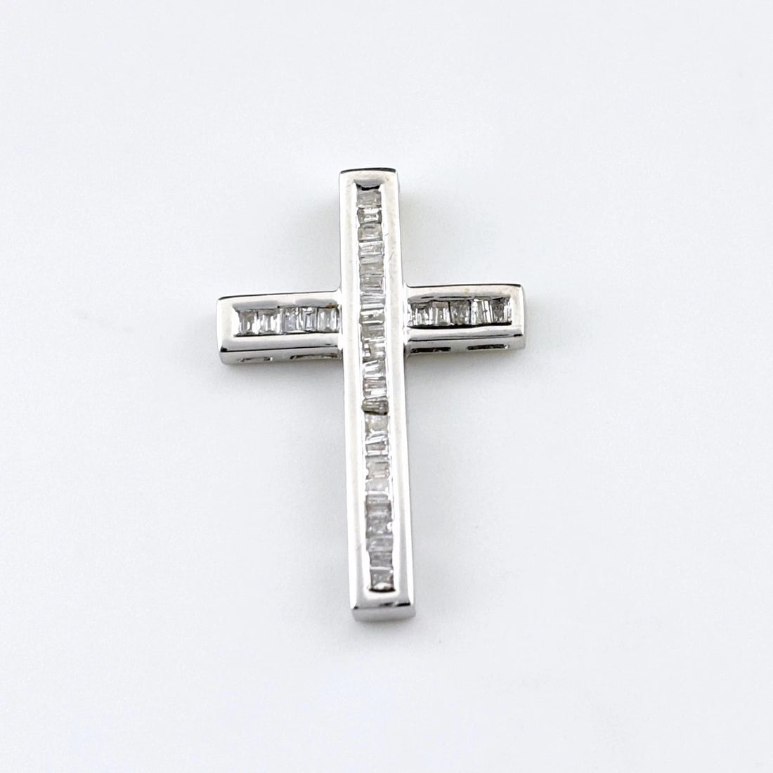 CROSS MOTIF PENDANT HEAD MELEE DIAMOND: Cross motif Pendant Head melee diamond Brand: Unbranded Type/Style: Pendant Head Material: 18K, Main Stone/Creation Natural Color: Size: Pendant size 23.6?16.2mm(0.9") Inside diameter of the bail
