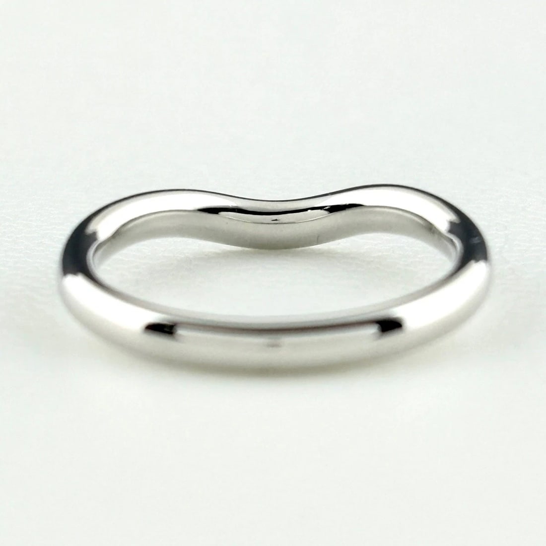 TIFFANY&CO. CURVED BUNDLING PLATINUM RING: TIFFANY&Co. Curved bundling Platinum ring Brand: TIFFANY&Co. Type/Style: Ring Material: Pt950, Main Stone/Creation Natural Color: Silver Size: US 5.5 Accessories: None Accessories Notice: