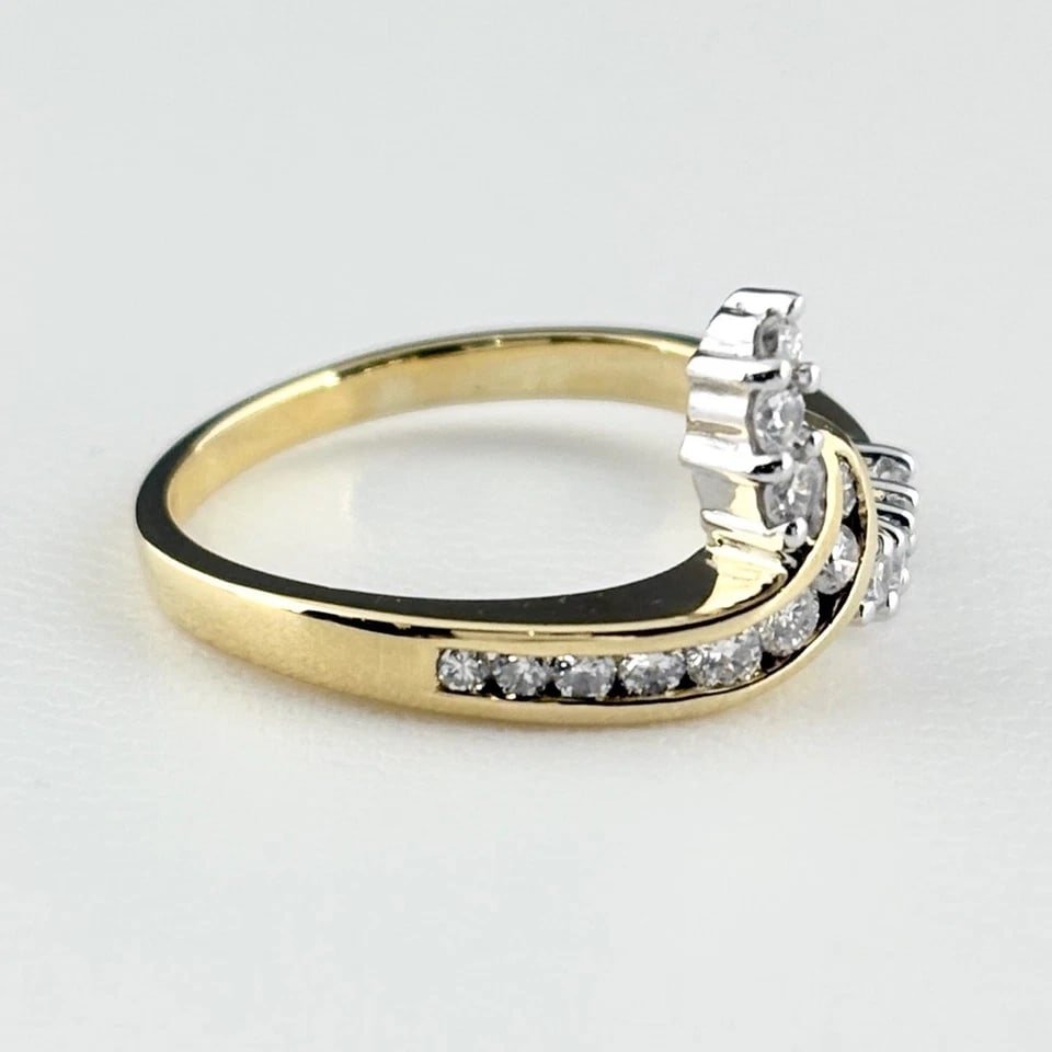 MELEE DIAMOND DESIGN YG YELLOWGOLD RING: melee diamond design YG YellowGold Ring Brand: Unbranded Type/Style: Ring Material: 18K, Main Stone/Creation Natural Color: YellowGold Size: US 6.5 to 7 Accessories: None Accessories Notic