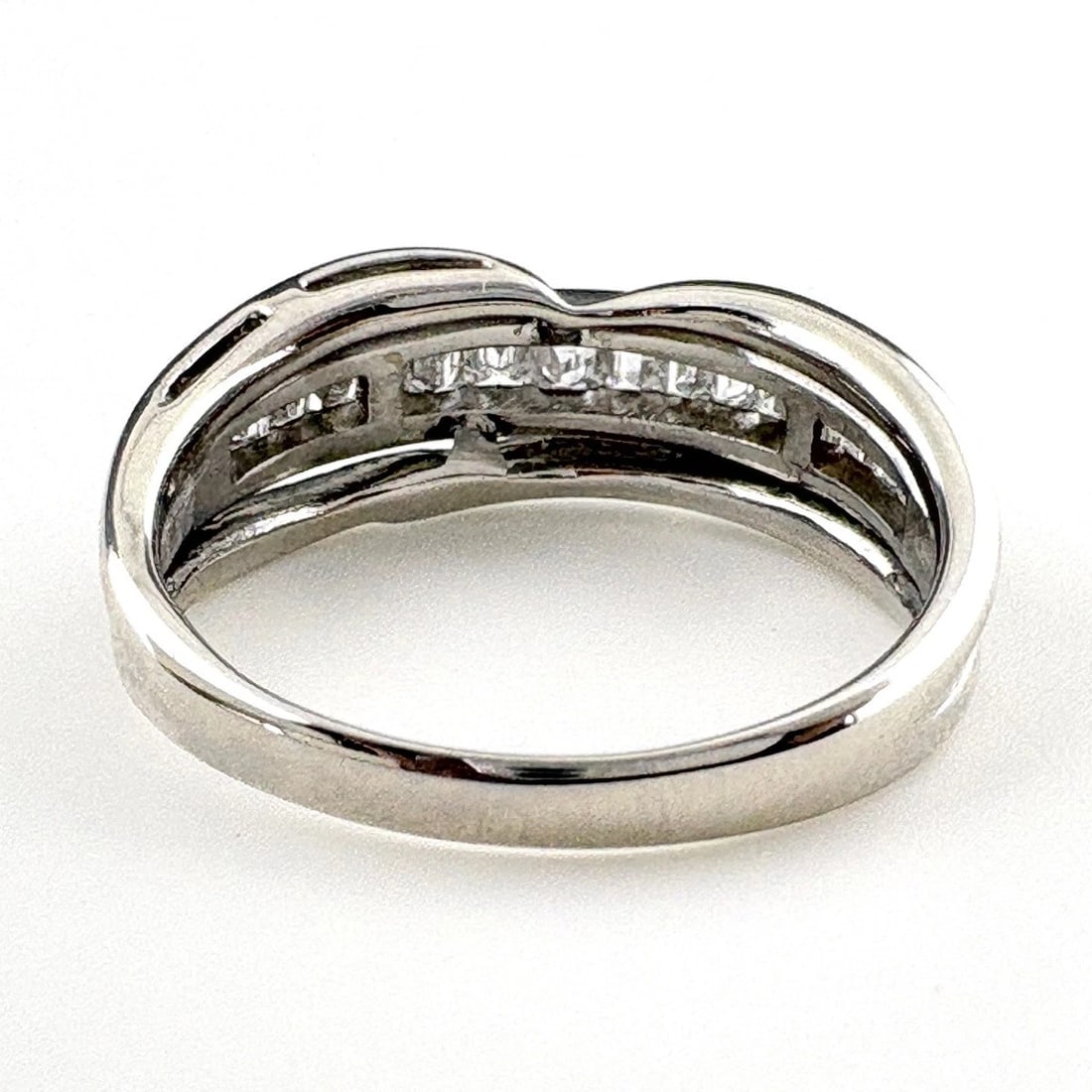 MELEE DIAMOND DESIGN PLATINUM RING - 4