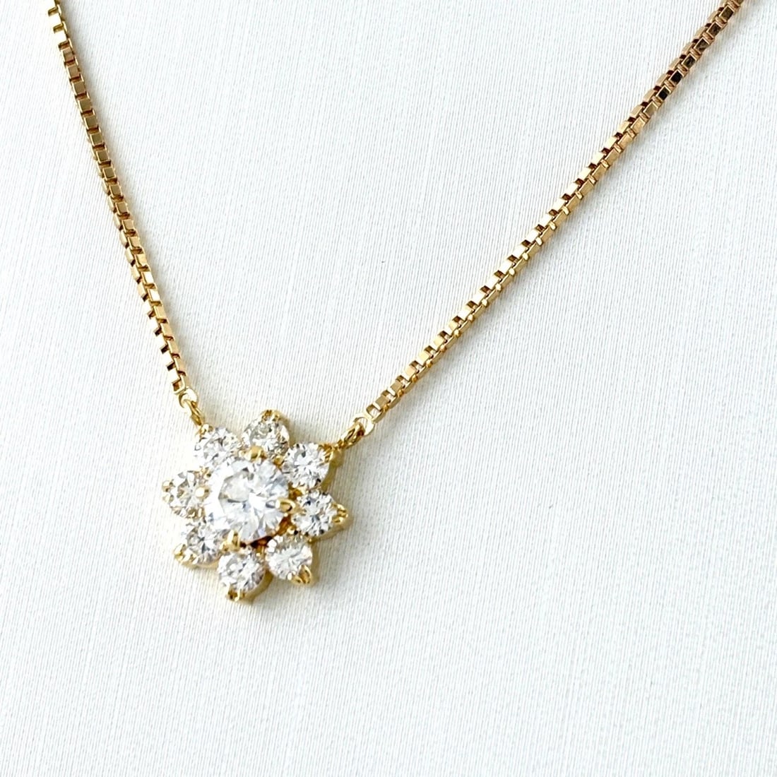 FLOWER MOTIF DESIGN NECKLACE YG PENDANT MELEE DIAMOND: Flower motif design Necklace YG Pendant melee diamond Brand: Unbranded Type/Style: Necklace Material: 18KYellowGold, Main Stone/Creation Natural Color: YellowGold Size: Chain / code