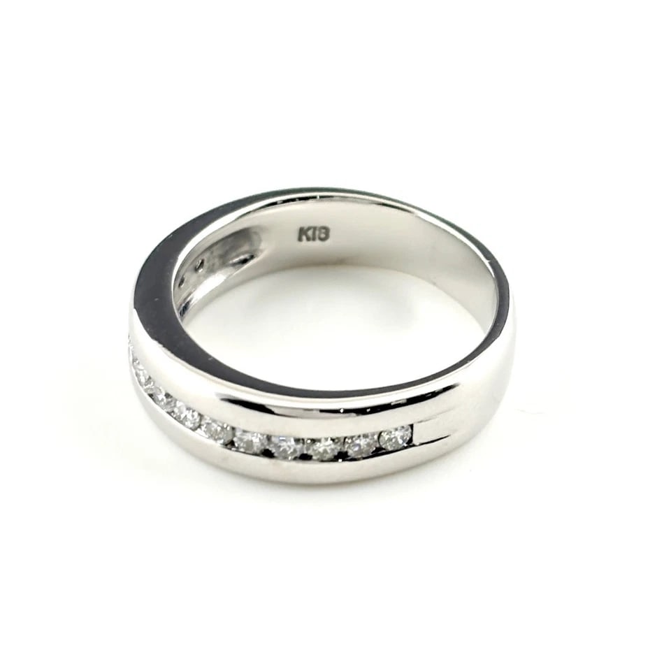 MELEE DIAMOND DESIGN RING: melee diamond design Ring Brand: Unbranded Type/Style: Ring Material: 18K, Main Stone/Creation Natural Color: None Size: US 8 Accessories: None Accessories Notice: When purchasing pre-owned goods,