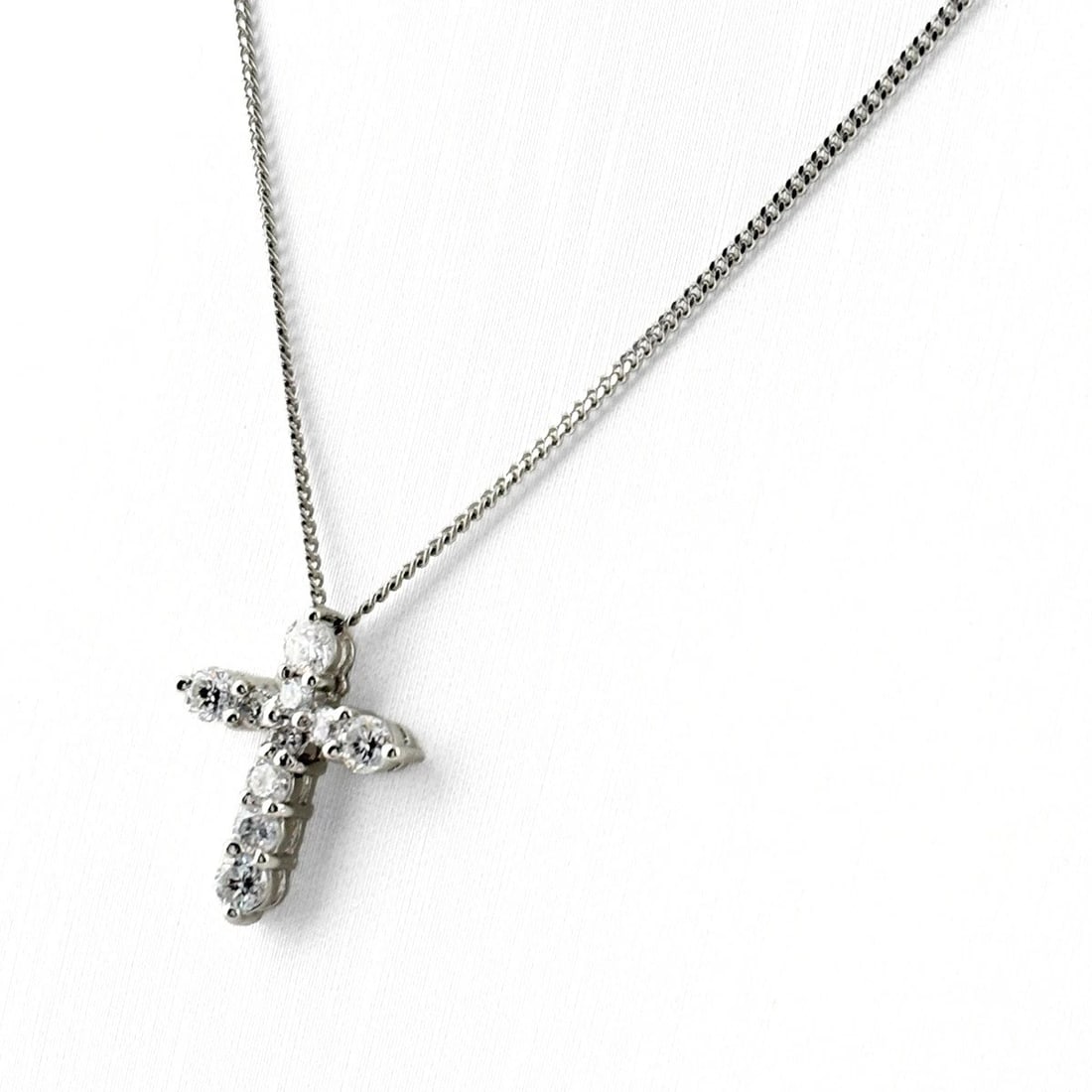 CROSS MOTIF PLATINUM MELEE DIAMOND PENDANT NECKLACE: Cross motif Platinum melee diamond Pendant Necklace Brand: Unbranded Type/Style: Necklace Material: Pt850, Main Stone/Creation Natural Color: None Size: Chain / code 40cm(15.7") Chain width 0.8mm(0.0"
