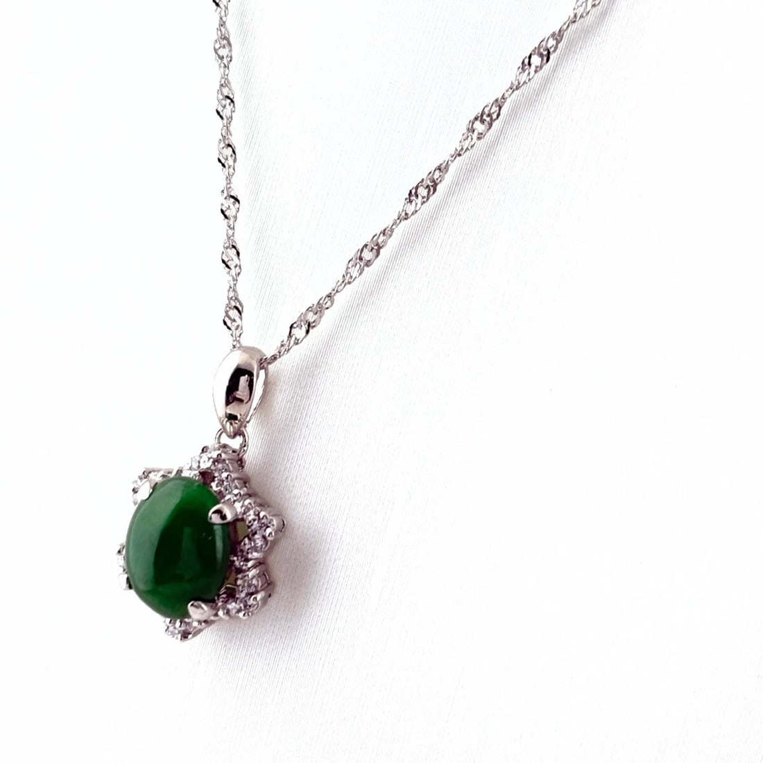 JADE DESIGN PLATINUM MELEE DIAMOND PENDANT NECKLACE (1 of 3)
