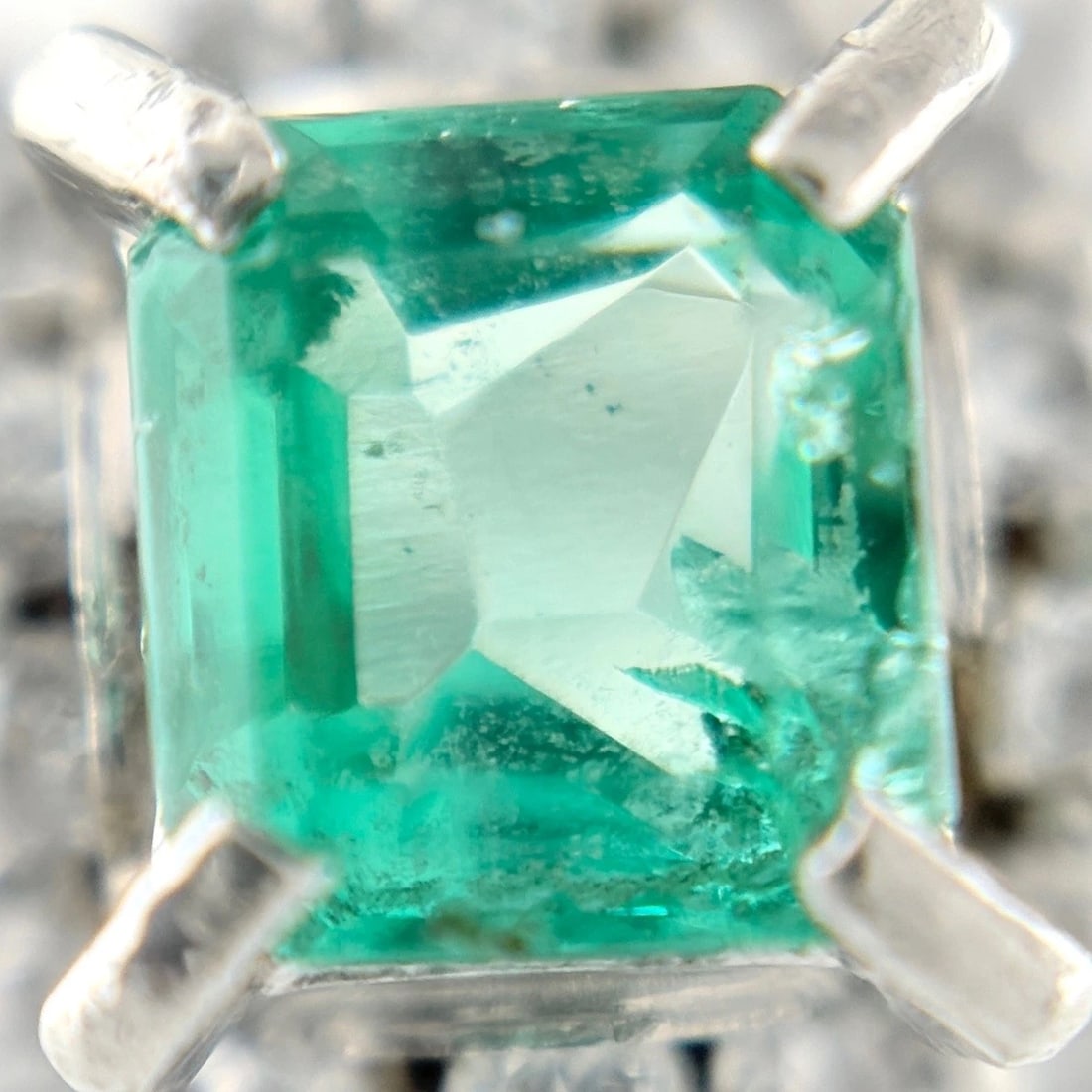 EMERALD DESIGN PLATINUM MELEE DIAMOND RING: emerald design Platinum melee diamond Ring Brand: Unbranded Type/Style: Ring Material: Pt900, Main Stone/Creation Emerald diamond Color: None Size: US 6 to 6.5 Accessories: None Accessories Notice: