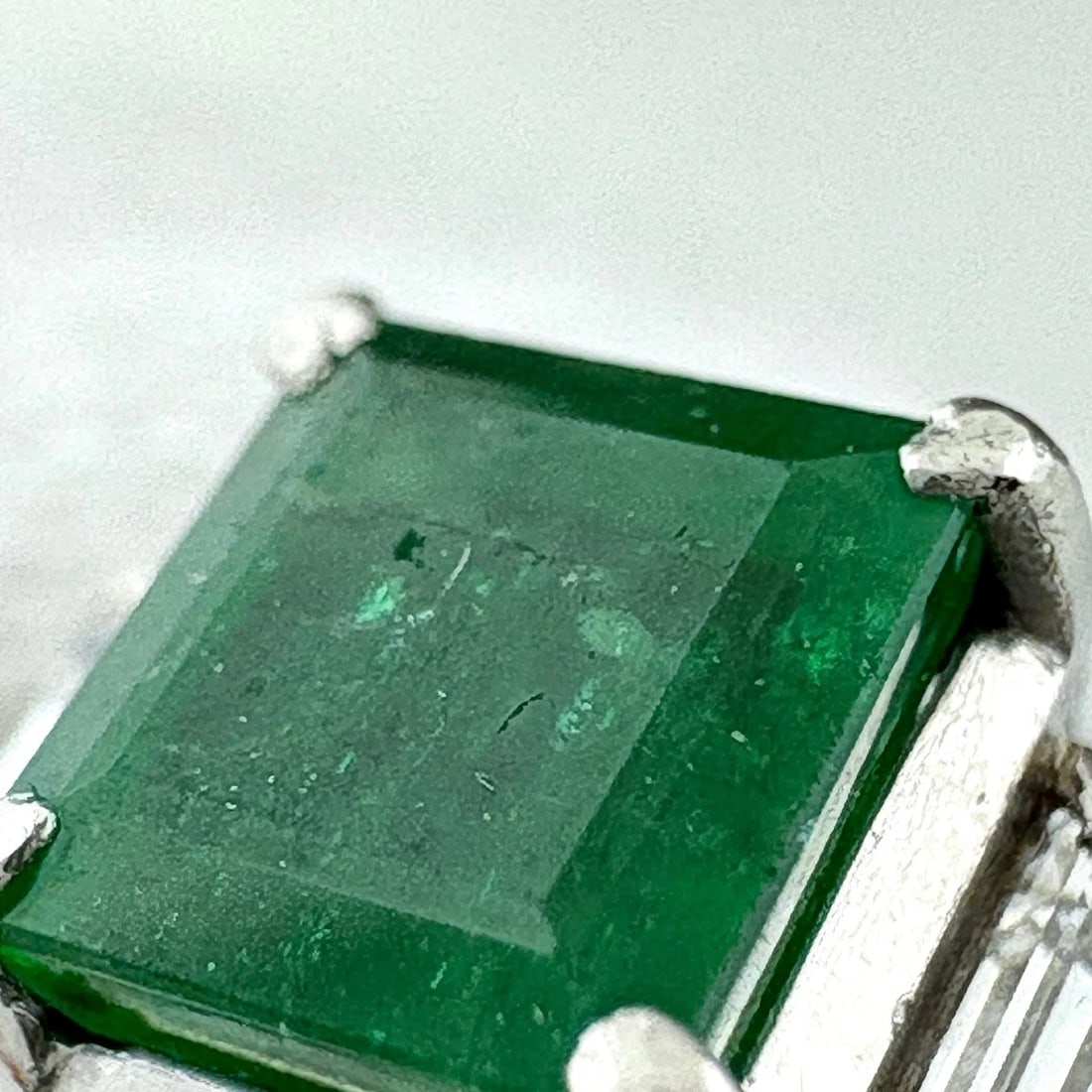 EMERALD DESIGN PLATINUM MELEE DIAMOND RING - 2