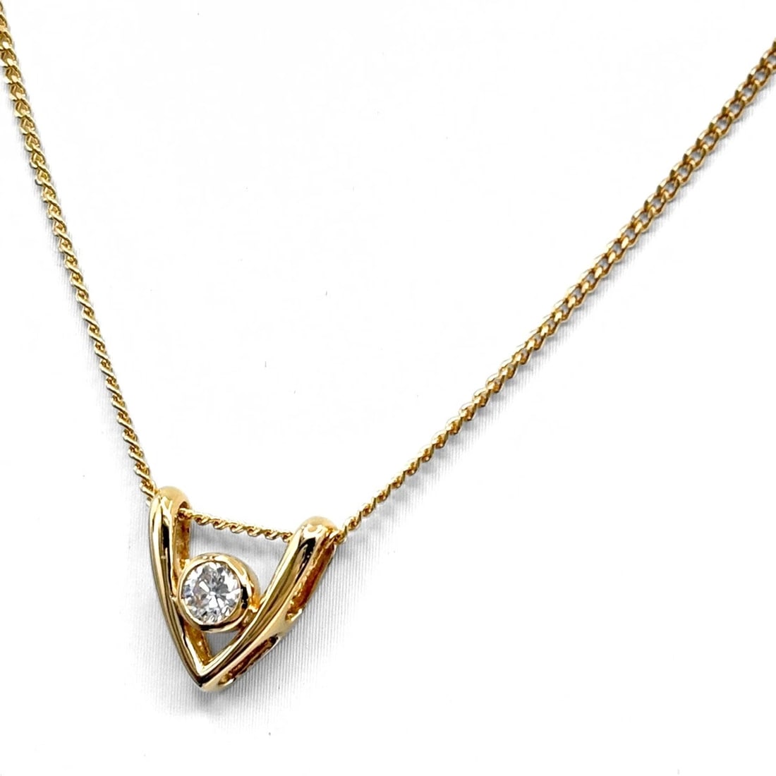 MELEE DIAMOND DESIGN NECKLACE YG PENDANT: melee diamond design necklace YG Pendant Brand: Unbranded Type/Style: Necklace Material: 750 18KYellowGold, Main Stone/Creation Natural Color: YellowGold Size: Chain / code 40cm(15.7")Chain width