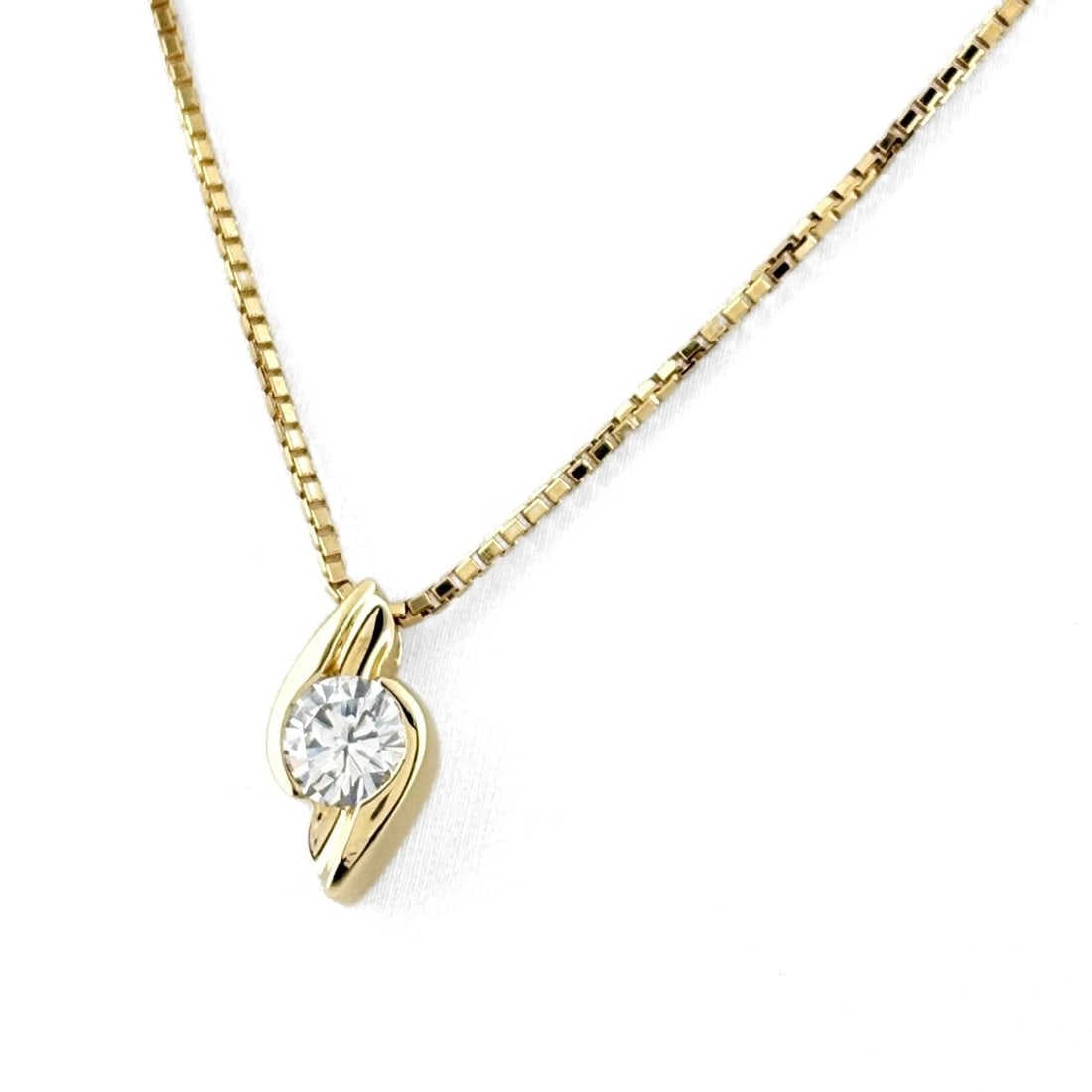 MELEE DIAMOND DESIGN NECKLACE YGPENDANT: melee diamond design necklace YGPendant Brand: Unbranded Type/Style: Necklace Material: 18K YG, Main Stone/Creation Natural Color: YG Size: Chain / code 40cm(15.7") Pendant size 13.5?7.0mm(0.5")