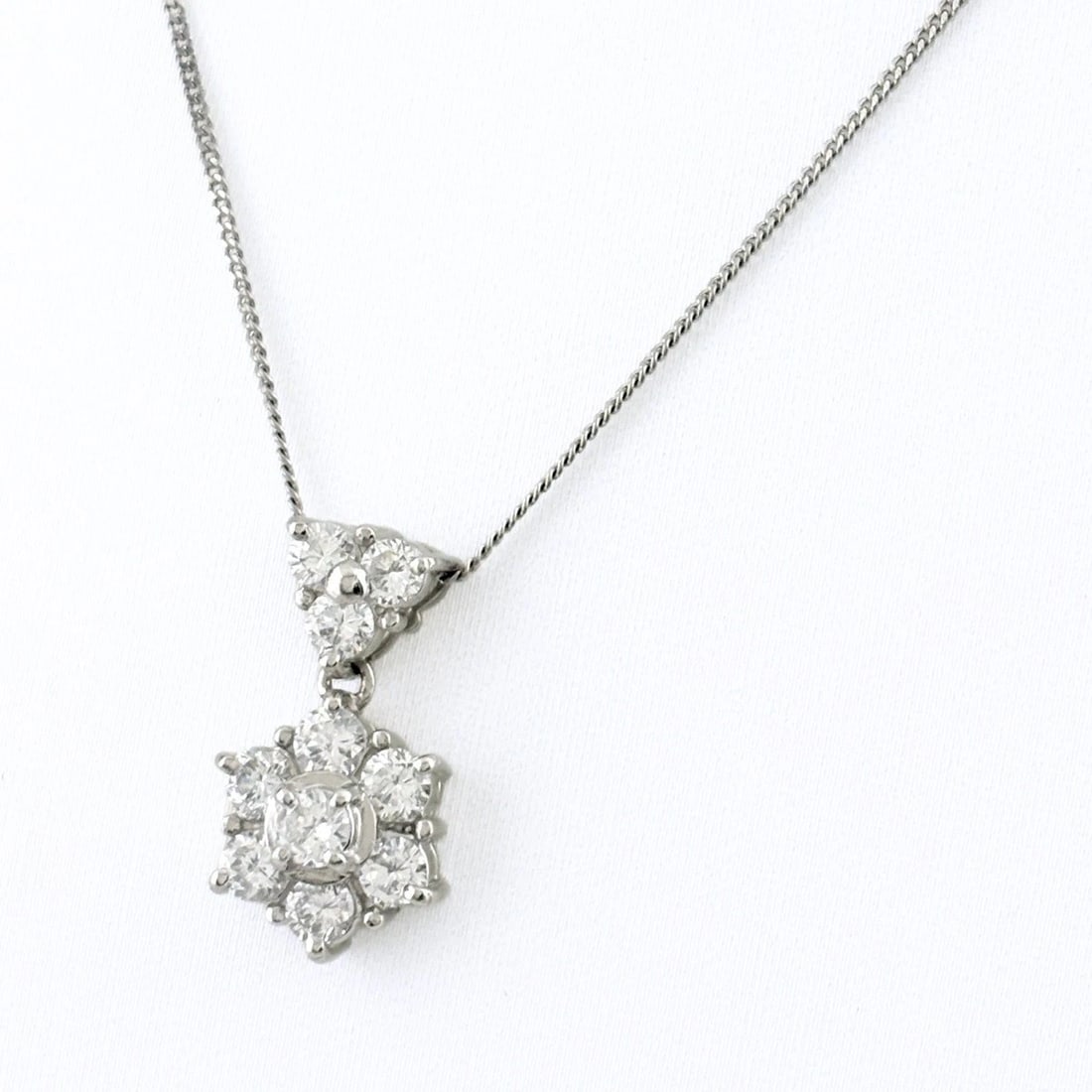 FLOWER MOTIF DESIGN NECKLACE PLATINUM PENDANT MELEE DIAMOND: Flower motif design Necklace Platinum Pendant melee diamond Brand: Unbranded Type/Style: Necklace Material: Pt900 ?Pt850, Main Stone/Creation Natural Color: PT Size: Chain / code 40cm(15.7") Total