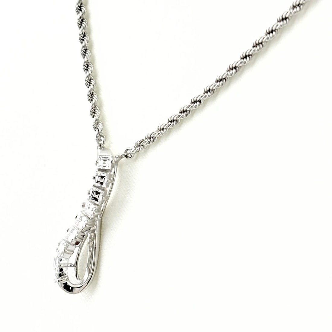 POLA MELEE DIAMOND PLATINUM PENDANT NECKLACE: POLA melee diamond Platinum Pendant Necklace Brand: POLA Type/Style: Necklace Material: Pt900, Main Stone/Creation Natural Color: None Size: Chain / code 43cm(16.9")Chain width 2.1mm(0.1") Pendant siz