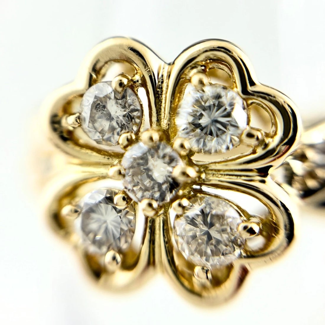 CLOVER MOTIF DESIGN YG YELLOW GOLD RING: Clover motif design YG Yellow Gold Ring Brand: Unbranded Type/Style: Ring Material: 18K, Main Stone/Creation Natural Color: YellowGold Size: US 4.5 to 5 Accessories: None Accessories Notice: When