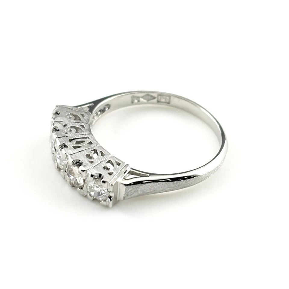 MELEE DIAMOND DESIGN PLATINUM RING: melee diamond design Platinum Ring Brand: Unbranded Type/Style: Ring Material: Pt900, Main Stone/Creation Natural Color: None Size: US 5.5 to 6 Accessories: None Accessories Notice: When purchasing