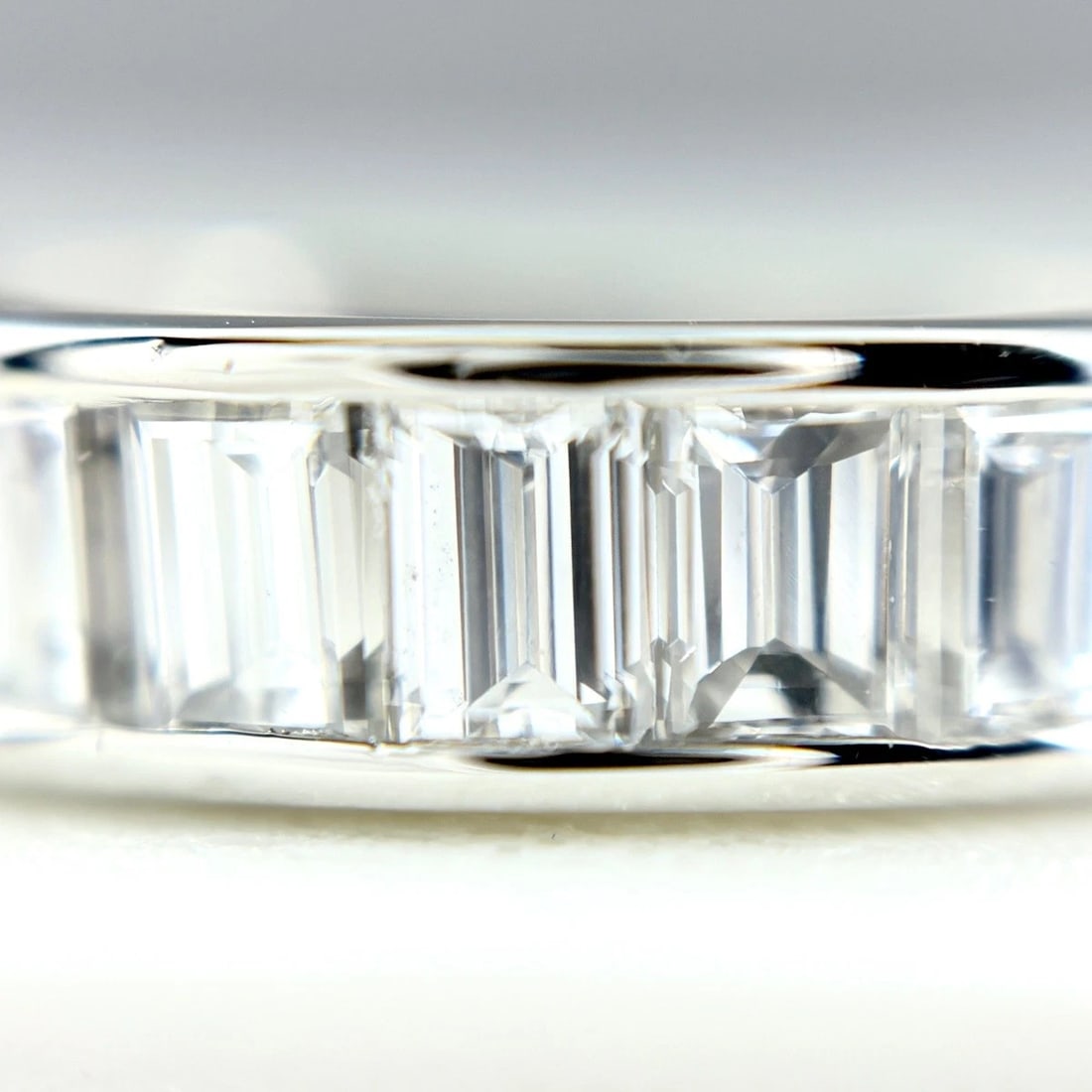 MELEE DIAMOND DESIGN PLATINUM RING - 2