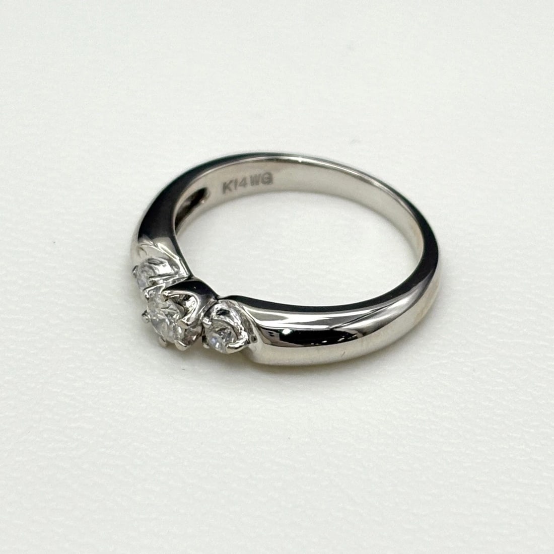MELEE DIAMOND DESIGN WHITEGOLD RING: melee diamond design WhiteGold Ring Brand: Unbranded Type/Style: Ring Material: K14 WG, Main Stone/Creation Natural Color: White Gold Size: US 4.5 to 5 Accessories: None Accessories Notice