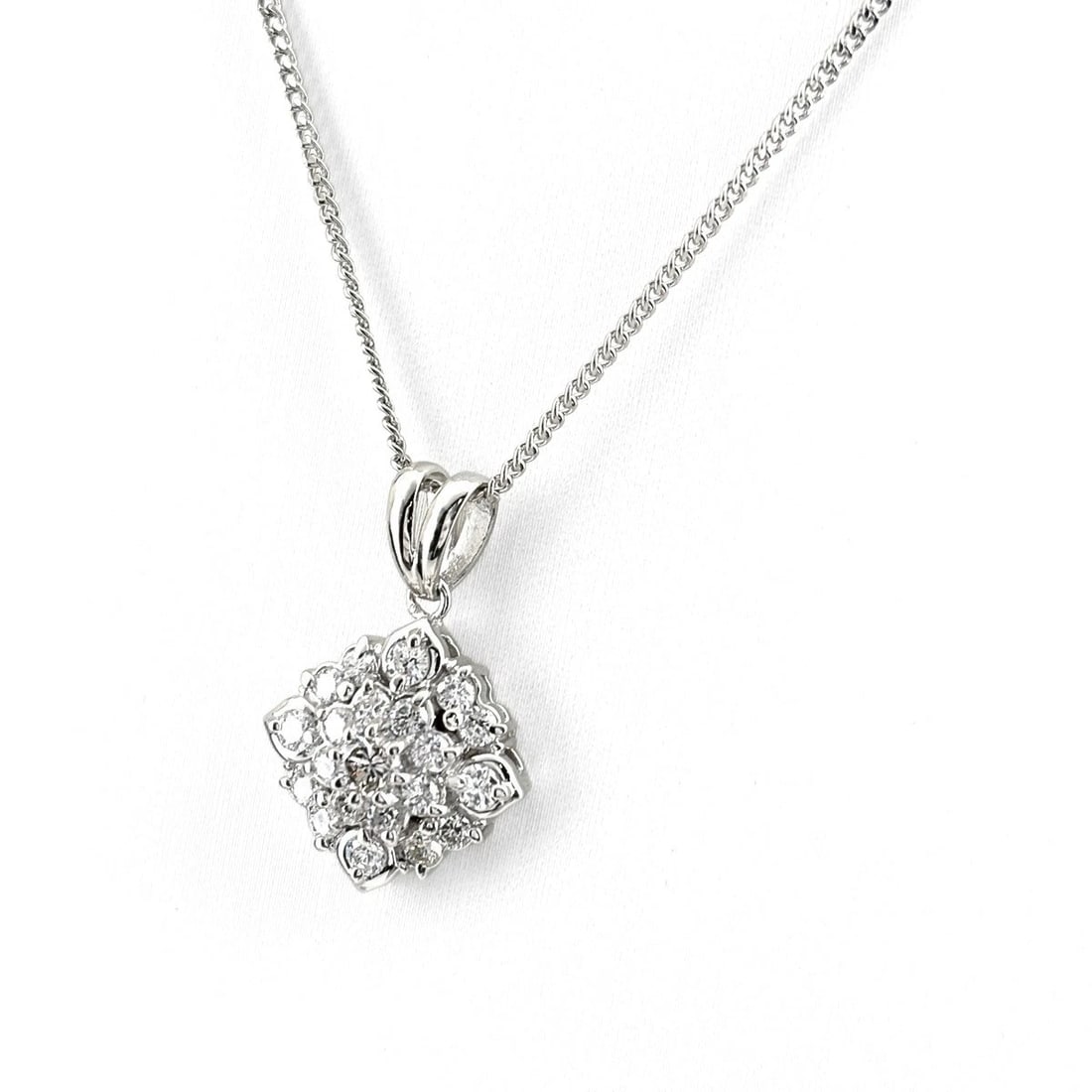 MELEE DIAMOND DESIGN PLATINUM PENDANT NECKLACE: melee diamond design Platinum Pendant Necklace Brand: Unbranded Type/Style: Necklace Material: Pt900, Main Stone/Creation Natural Color: silver Size: Chain / code 39.5cm(15.6") Carat Weight 1.00ct