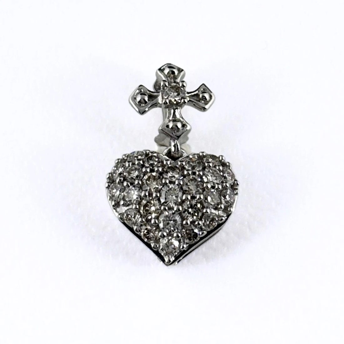 HEART MOTIF PENDANT HEAD WG MELEE DIAMOND: Heart motif Pendant Head WG melee diamond Brand: Unbranded Type/Style: Pendant Head Material: 18KWhite Gold, Main Stone/Creation Natural Color: White Gold Size: Total length of the pendant head