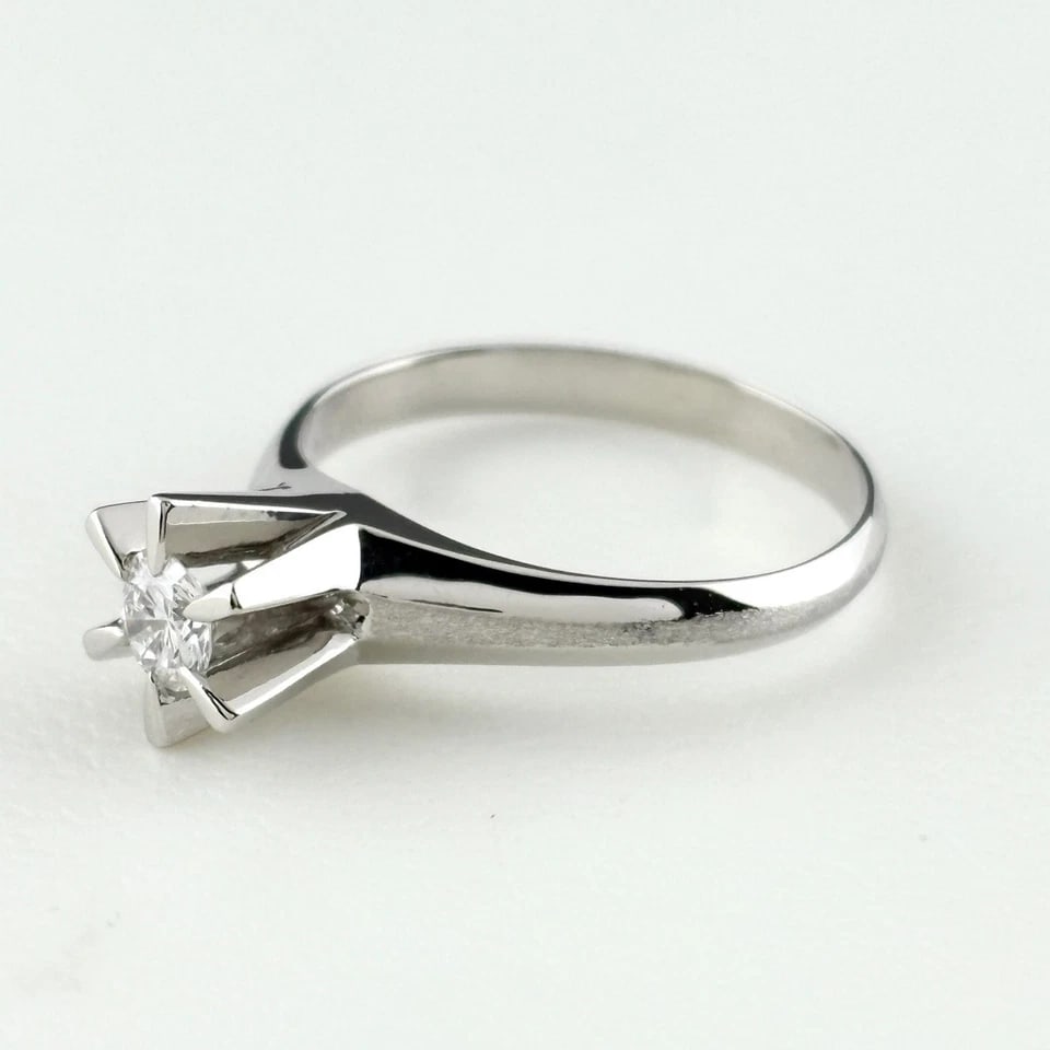 MELEE DIAMOND DESIGN PLATINUM RING: melee diamond design Platinum Ring Brand: Unbranded Type/Style: Ring Material: Pt900, Main Stone/Creation Natural Color: None Size: US 4.5 to 5 Accessories: None Accessories Notice: When p