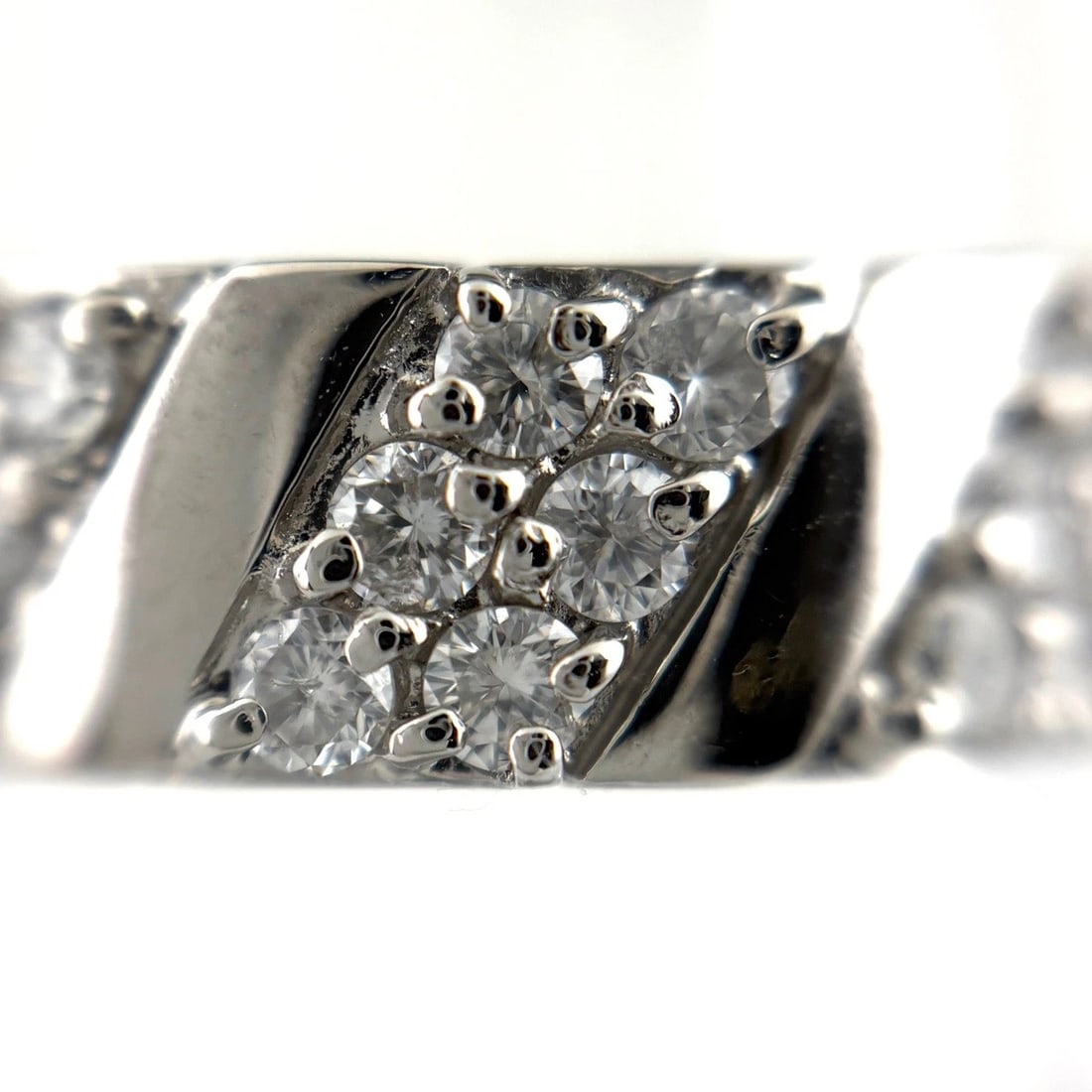 MELEE DIAMOND DESIGN PLATINUM RING: melee diamond design Platinum Ring Brand: Unbranded Type/Style: Ring Material: Pt900, Main Stone/Creation Natural Color: None Size: US 6 Accessories: None Accessories Notice: When purchasing